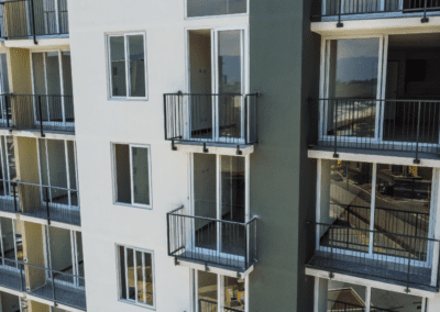 Instalación de puertas y ventanas en Apartamentos Solanas de Entre Valles