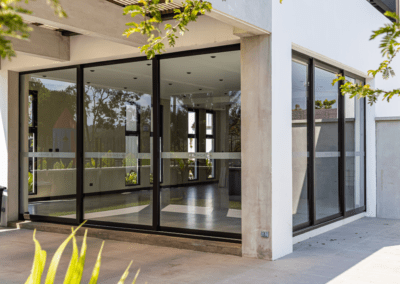 Instalación de puertas y ventanas en Condominio Residencial Adhara, Villa Nueva