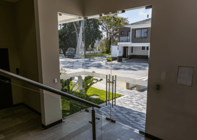 Instalación de puertas y ventanas en Condominio Residencial Adhara, Villa Nueva