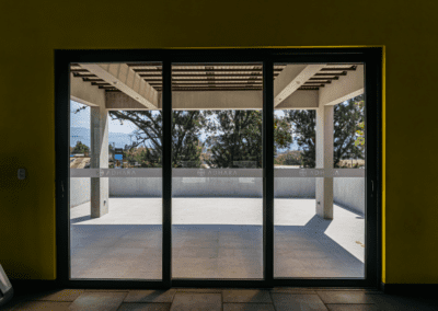 Instalación de puertas y ventanas en Condominio Residencial Adhara, Villa Nueva