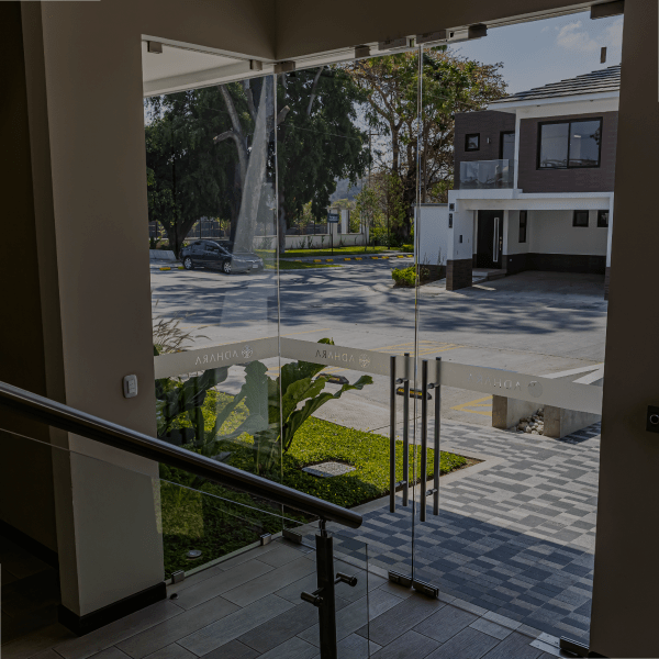 Instalación de puertas y ventanas en Condominio Residencial Adhara, Villa Nueva